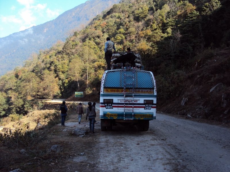 ネパール　ランタンに向かうバス
